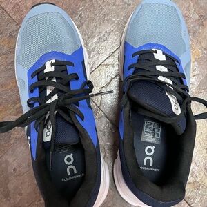 On cloud cloud runner womens sizd 9.5 like new. Worn 2 times